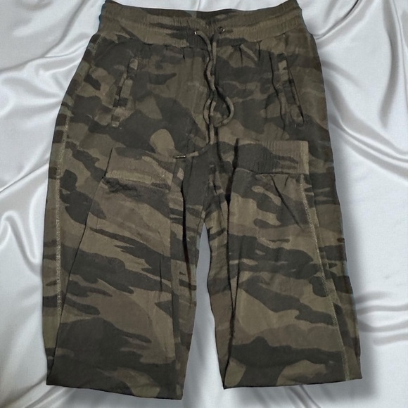 Nicole Miller Pants - 227 Nicole Miller New York | EUC Women’s Camo Jogger Pants (Size S) - super soft